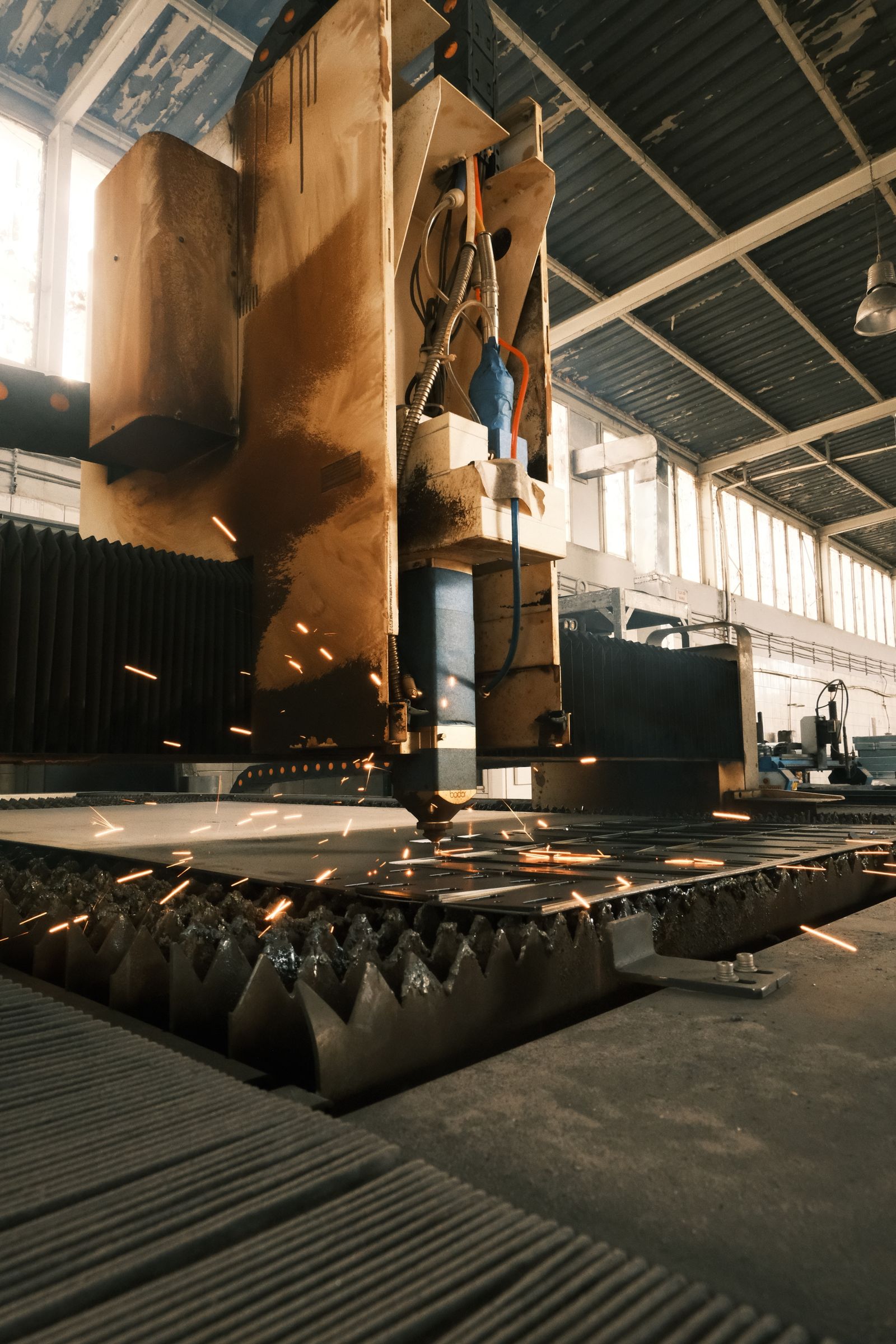 Cap de tăiere laser în timpul debitării unei foi de metal